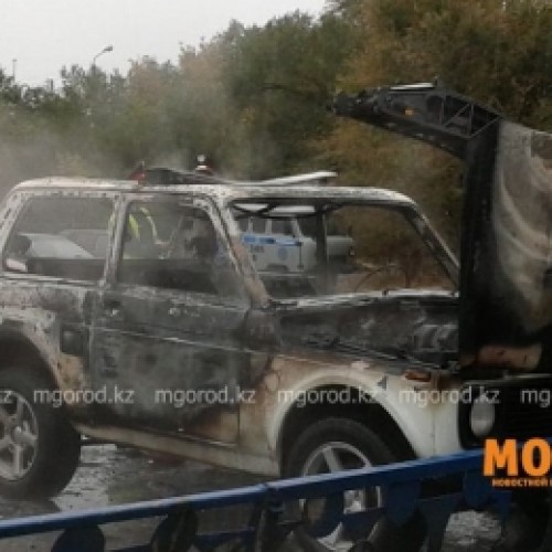 Полицейская машина сгорела у здания УВД в Уральске