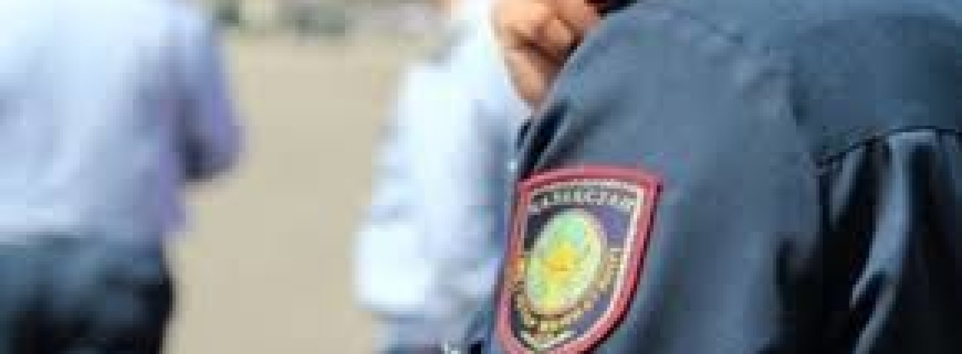 Двое полицейских Алматы вымогали деньги   