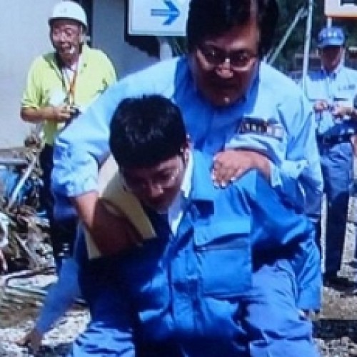Японский чиновник стал посмешищем после катания на спине у подчиненного