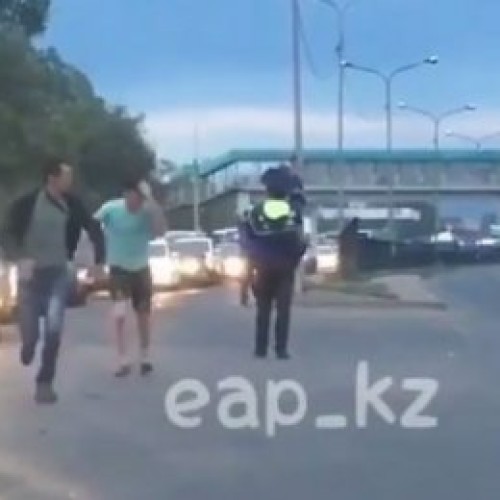 В отношении «равнодушного полицейского» в Алматы начата служебная проверка