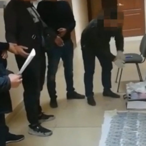 Появилось видео задержания руководителя отдела ЖКХ Сатпаева