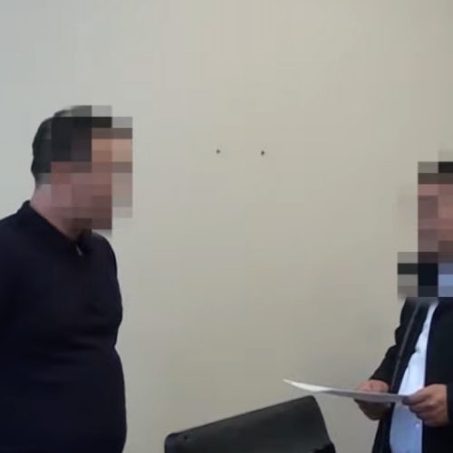 Появилось видео с задержанным за взятку чиновником в Алматы