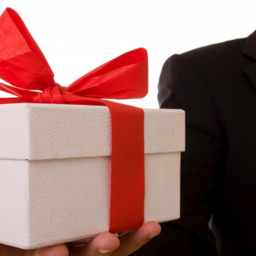 Какие «подарки» дарят госслужащим