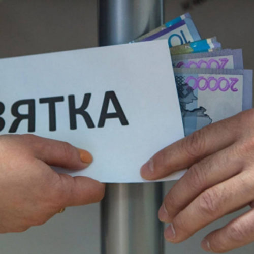Двух сотрудников райакимата Алматы подозревают в получении взяток на блокпосту