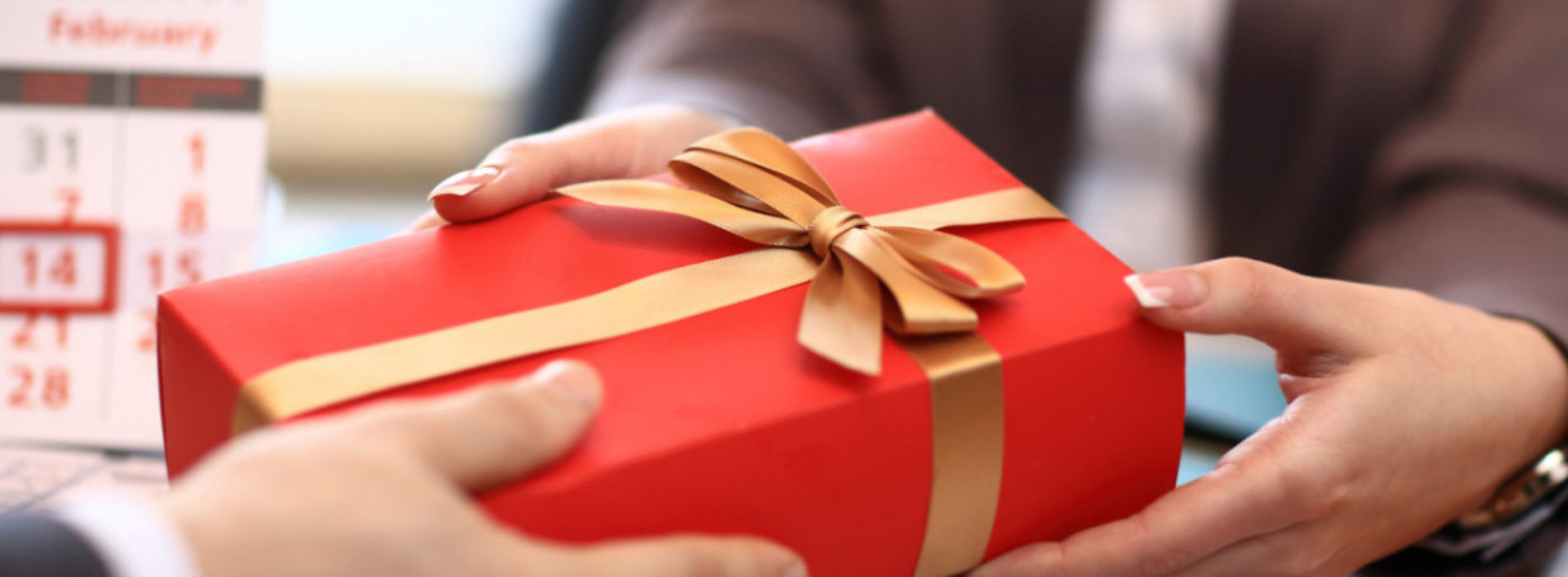 Родным госслужащих тоже запретят принимать подарки