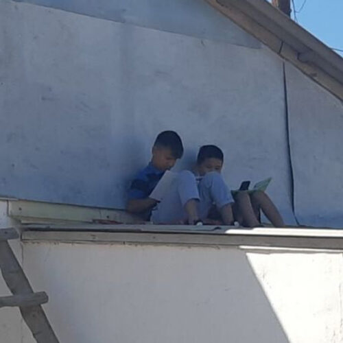 Школьники в Атырауской области отправляют домашнее задание сидя на крыше