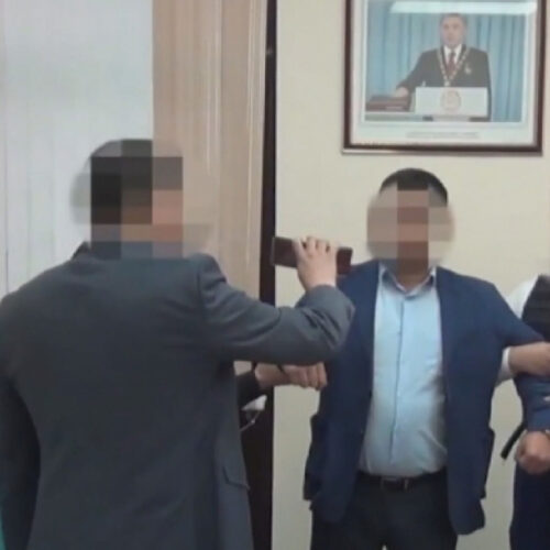 Восемь госслужащих осудили в Шымкенте за взятки