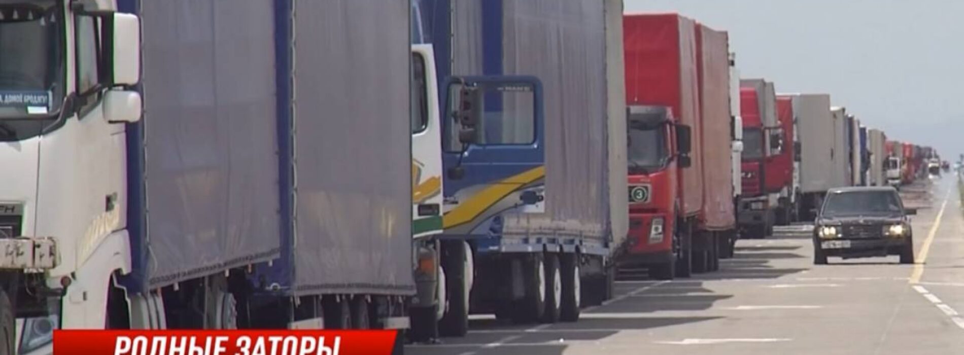 Дальнобойщики требуют ускорить проезд на казахско-китайской границе